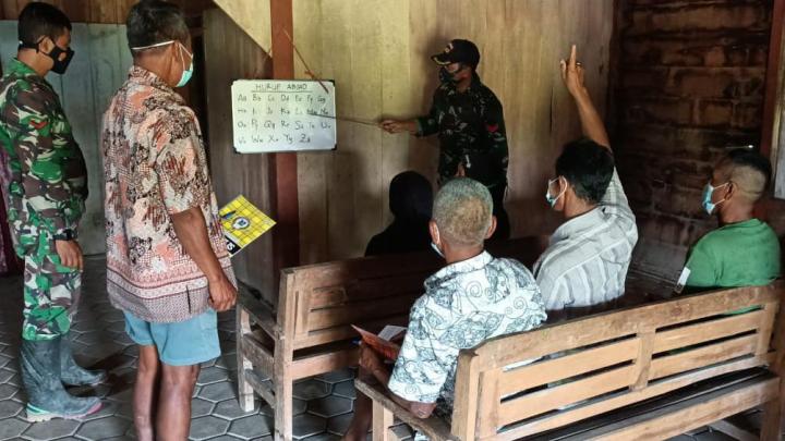 Perangi Buta Aksara, Anggota Satgas TMMD Bojonegoro Ajarkan Membaca Para Lansia